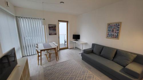 un soggiorno con un divano e un tavolo di Pärnu Tulbi a Pärnu