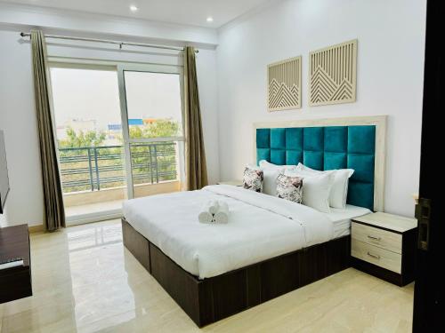 Postel nebo postele na pokoji v ubytování ZEN Suites - Golf Course Road Gurgaon