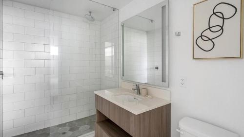 Kúpeľňa v ubytovaní Landing Modern Apartment with Amazing Amenities (ID1399X915)