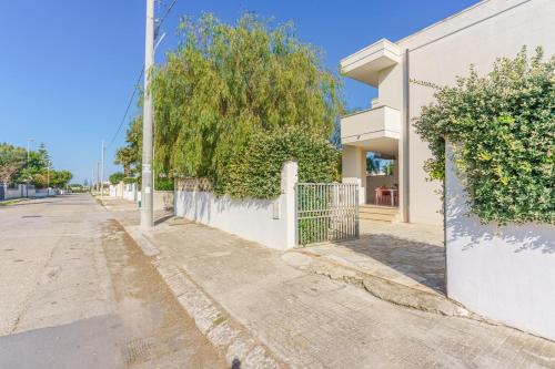 una calle vacía al lado de un edificio blanco en Villa Brigida a Torre Santa Sabina, en Torre Santa Sabina