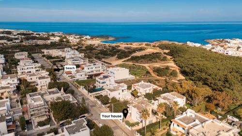 una vista aérea de una ciudad con casas y el océano en Villa Brigida a Torre Santa Sabina, en Torre Santa Sabina