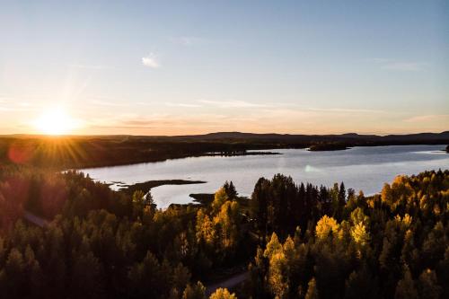 an aerial view of a lake at sunset at BLUEBERRY LODGE 5 personnes in Mjölan