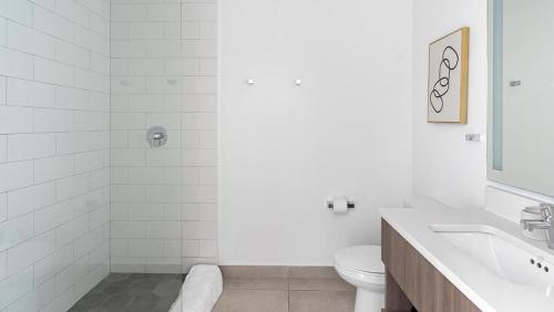 Kúpeľňa v ubytovaní Landing Modern Apartment with Amazing Amenities (ID1398X785)