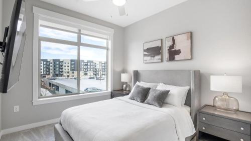 En eller flere senge i et værelse på Landing Modern Apartment with Amazing Amenities (ID1267X014)