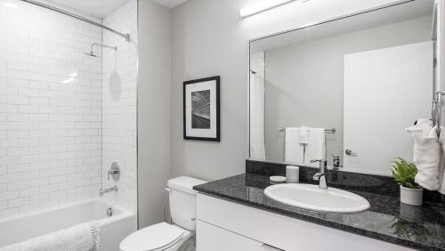 Et badeværelse på Landing Modern Apartment with Amazing Amenities (ID1267X014)