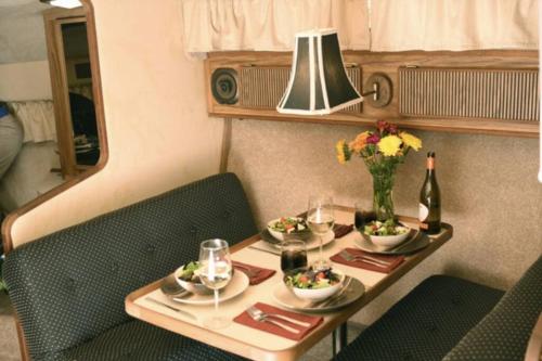 een tafel met borden en een vaas met bloemen bij Charming Yacht on Catskill Creek in Catskill