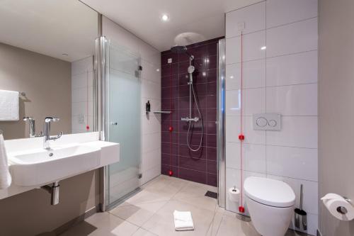 a bathroom with a shower and a sink and a toilet at Premier Inn Hamburg St. Pauli in Hamburg