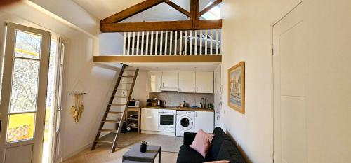 尼斯Le Virenque的一间带楼梯的客厅和一间厨房