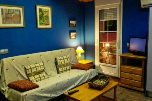 sala de estar con sofá blanco y mesa en 2 bedrooms apartement with wifi at Castelseras, en Castelserás