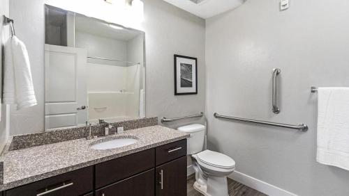 uma casa de banho branca com um lavatório e um WC em Landing Modern Apartment with Amazing Amenities (ID4626X4) em Salt Lake City