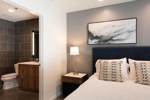 Landing Modern Apartment with Amazing Amenities (ID6221) في أوستن: غرفة نوم بسرير وحمام مع مرحاض