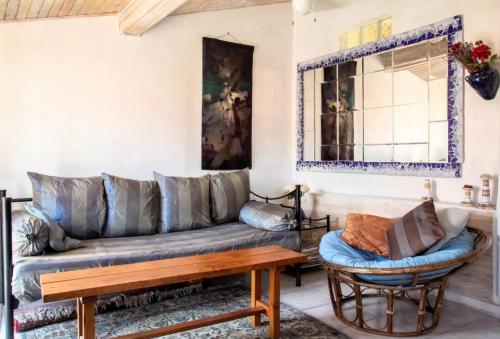 uma sala de estar com um sofá e uma mesa em Appartement de 2 chambres avec wifi a Nice em Nice