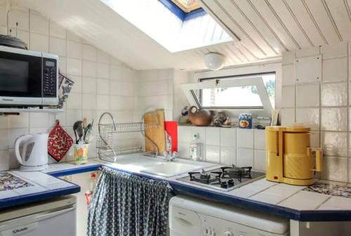 uma cozinha com um lavatório e um fogão forno superior em Appartement de 2 chambres avec wifi a Nice em Nice