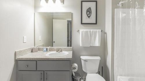 A bathroom at Landing Modern Apartment with Amazing Amenities (ID7748X2)