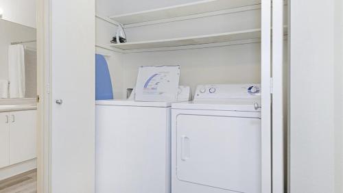 lavadero blanco con lavadora y secadora en Landing Modern Apartment with Amazing Amenities (ID2236X76), en Kent