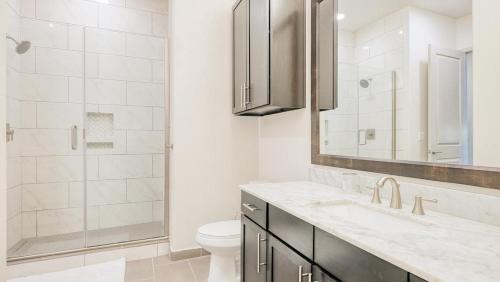 y baño con aseo, lavabo y ducha. en Landing Modern Apartment with Amazing Amenities (ID1413) en Houston