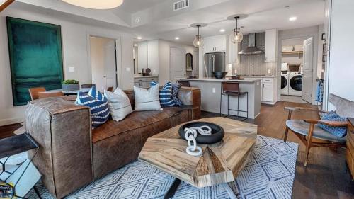 ヒューストンにあるLanding Modern Apartment with Amazing Amenities (ID9506X79)のリビングルーム(ソファ、テーブル付)