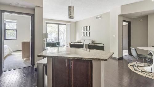 una cocina con isla en medio de una habitación en Landing Modern Apartment with Amazing Amenities (ID4370), en Fort Lauderdale