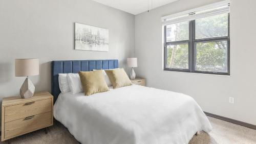 Un dormitorio blanco con una cama grande y una ventana en Landing Modern Apartment with Amazing Amenities (ID4370), en Fort Lauderdale