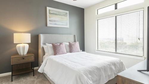1 dormitorio con cama blanca y ventana en Landing Modern Apartment with Amazing Amenities (ID8965X69) en San Antonio