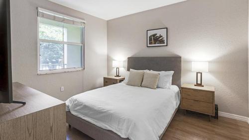 プランテーションにあるLanding Modern Apartment with Amazing Amenities (ID5223)のベッドルーム1室(ベッド1台付)、2泊分のスタンド(ランプ付)