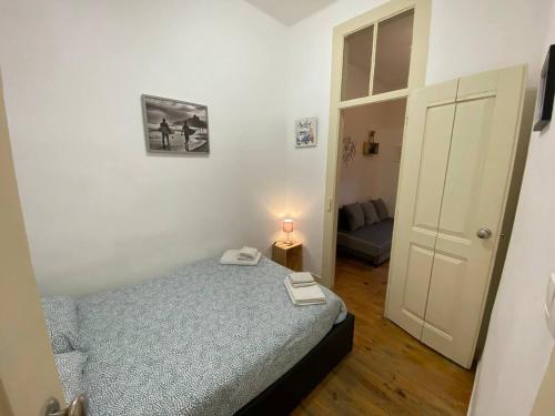 - une petite chambre avec un lit et une lampe dans l'établissement 2 bedrooms appartement with terrace and wifi at Lisboa, à Lisbonne