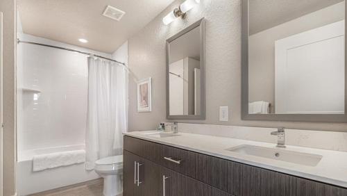 uma casa de banho com um lavatório, um WC e um espelho. em Landing Modern Apartment with Amazing Amenities (ID8094X36) em Fort Myers Villas