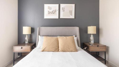 um quarto com uma cama com duas mesas e dois candeeiros em Landing Modern Apartment with Amazing Amenities (ID9245X93) em Irving