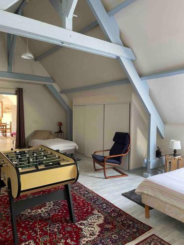 Un pat sau paturi într-o cameră la Propriete de 2 chambres avec terrasse et wifi a Saint Nicolas du Bosc commune nouvelle le Bosc du Theil