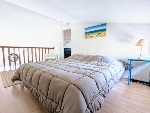 - une chambre avec un grand lit et une table bleue dans l'établissement Appartement T4/parking privé/wifi/50m de la plage, au Cap d'Agde