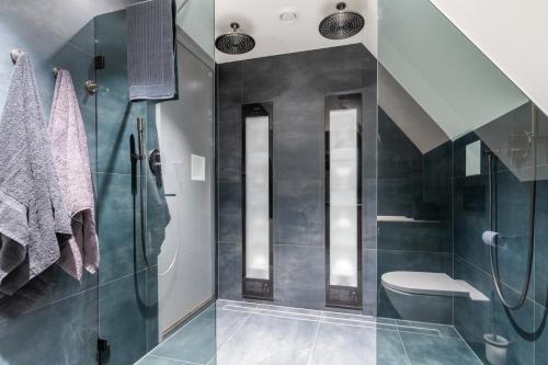 een badkamer met een douche en een toilet bij Het-Boothuys in Harderwijk