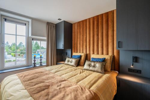 una camera da letto con un grande letto con una grande finestra di Het-Boothuys a Harderwijk