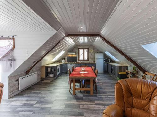- une salle à manger mansardée avec une table dans l'établissement Maison de Village 8 Pers, 3 Ch, Proche Ski, Cuisine Équipée, Parking, Bébé et Animaux Bienvenus - FR-1-402-137, à Betpouey