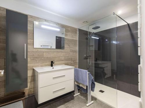 une salle de bain avec un lavabo et une douche dans l'établissement Maison de Village 8 Pers, 3 Ch, Proche Ski, Cuisine Équipée, Parking, Bébé et Animaux Bienvenus - FR-1-402-137, à Betpouey