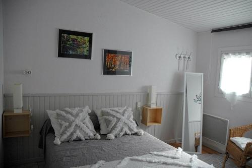 sypialnia z łóżkiem i 2 zdjęciami na ścianie w obiekcie Maison d'une chambre avec terrasse a Tarascon sur Ariege w mieście Tarascon-sur-Ariège