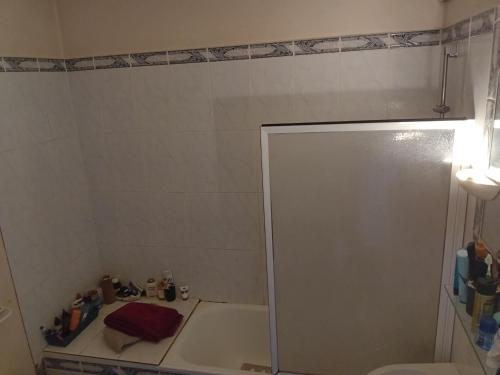 une salle de bain avec douche et baignoire dans l'établissement Appartement 50 m2 Centre Boulogne Metro en bas, tous commerces, à Boulogne-Billancourt