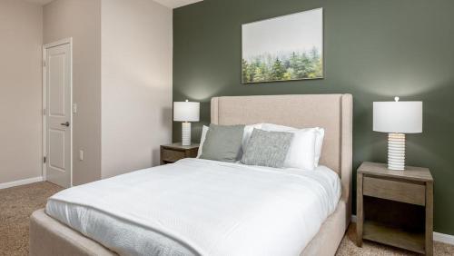 een slaapkamer met een wit bed en 2 lampen bij Landing Modern Apartment with Amazing Amenities (ID7606X42) in Columbus