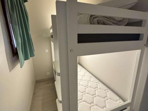 Ce lit superposé se trouve dans une petite chambre dotée de lits superposés. dans l'établissement Studio cabine avec vue mer, piscine et parking à Cannes la Bocca - FR-1-609-93, à Cannes