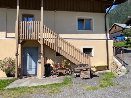 ein Haus mit einer Treppe und einer Bank daneben in der Unterkunft Gemütliche, geräumige Familienunterkunft - Stofbauer in Rangersdorf