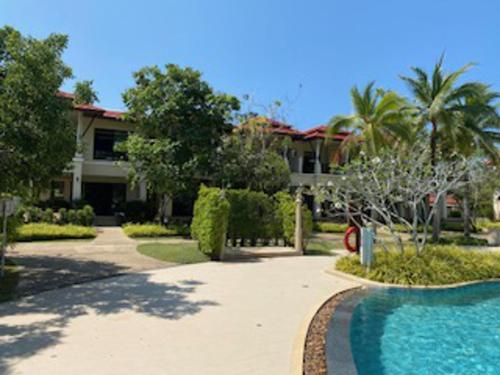 Poolside Luxury Laguna 2-Bed Villa in Cherngtalay, hotel in Layan Beach
