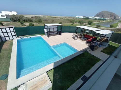 an overhead view of a swimming pool with a picnic table at Alquilo Casa playa in San Antonio