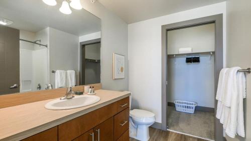 uma casa de banho com um lavatório e um WC em Landing Modern Apartment with Amazing Amenities (ID7430X94) em Loveland