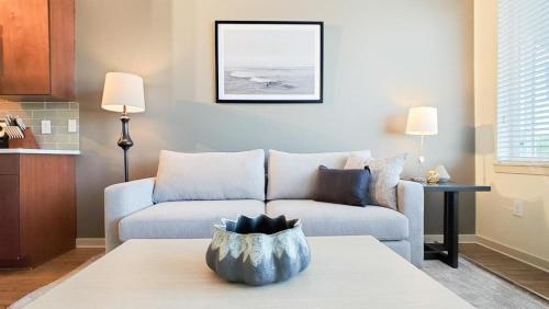 Landing Modern Apartment with Amazing Amenities (ID3173X70) في دنفر: غرفة معيشة مع أريكة وطاولة