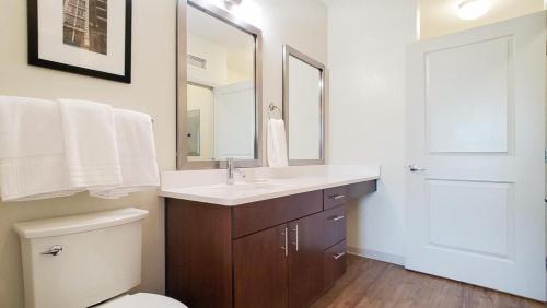 Landing Modern Apartment with Amazing Amenities (ID3173X70) في دنفر: حمام مع حوض ومرحاض ومرآة