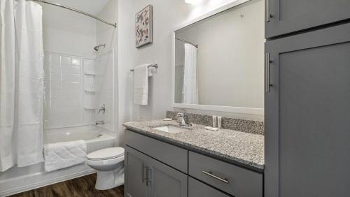 een witte badkamer met een wastafel en een toilet bij Landing Modern Apartment with Amazing Amenities (ID1167X724) in Birmingham
