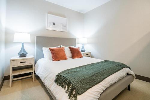 - une chambre avec un lit, 2 tables de nuit et 2 lampes dans l'établissement Landing Modern Apartment with Amazing Amenities (ID1959), à Denver