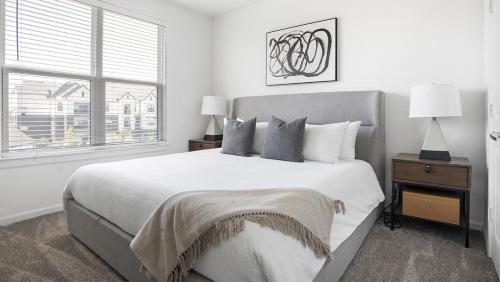 - une chambre blanche avec un grand lit et une fenêtre dans l'établissement Landing Modern Apartment with Amazing Amenities (ID1377X491), à Pflugerville