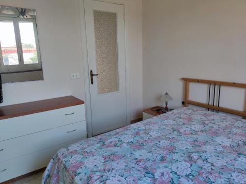 ein Schlafzimmer mit einem Bett, einer Kommode und einem Fenster in der Unterkunft Villa Carmine & Gina in Castel Volturno
