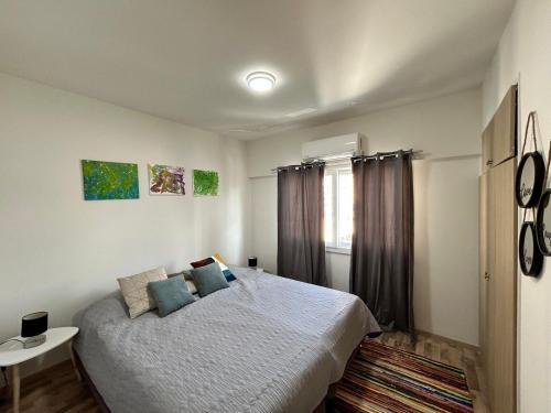 City Harmony في نيقوسيا: غرفة نوم بسرير كبير مع وسائد زرقاء