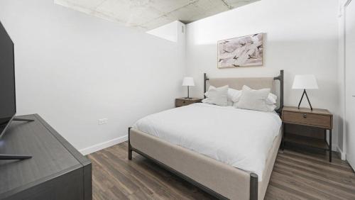En eller flere senge i et værelse på Landing Modern Apartment with Amazing Amenities (ID7407X75)